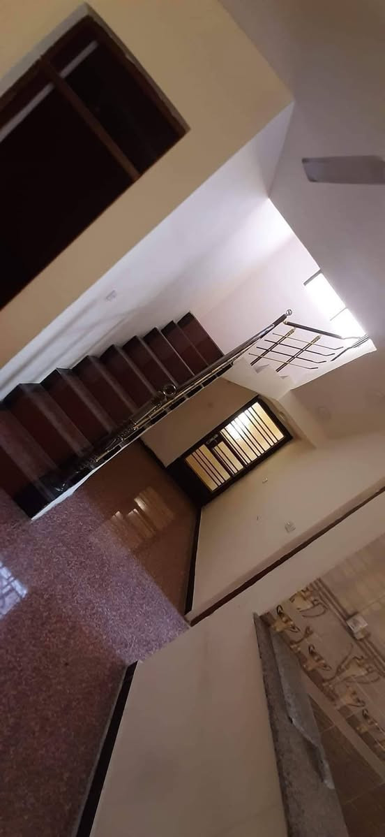 السلام عليكم بيت للبيع مساحة البيت ١٥٠ متر واجهه ١٠ أمتار ونزاله ١٥ متر يحتوي على غرفت نوم وهول واستقبال ومطبخ حار وبارد بي مناور ثنين طرمه جبيره زائد حريقه الصطح مطبك شتايكر قبل اسبوعين مابي اي نقص مكان البيت المواصلات البياع قرب المحطه الجديده بل زراعي ماء كهرباء مجاري كامل الخدمات السعر ١٢٥ مليون وبي مجال لاتصال ***********
