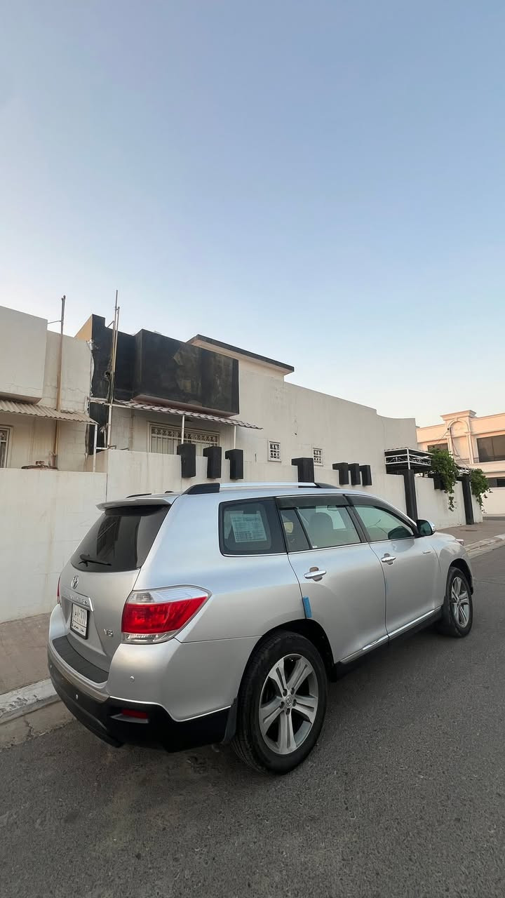 هايلندر ٢٠١١
فول ليمتد نضيفه حيل 
مشروع وطني 
قطعتين صبغ بدون دواخل 
***********
اتصل وتدلل
