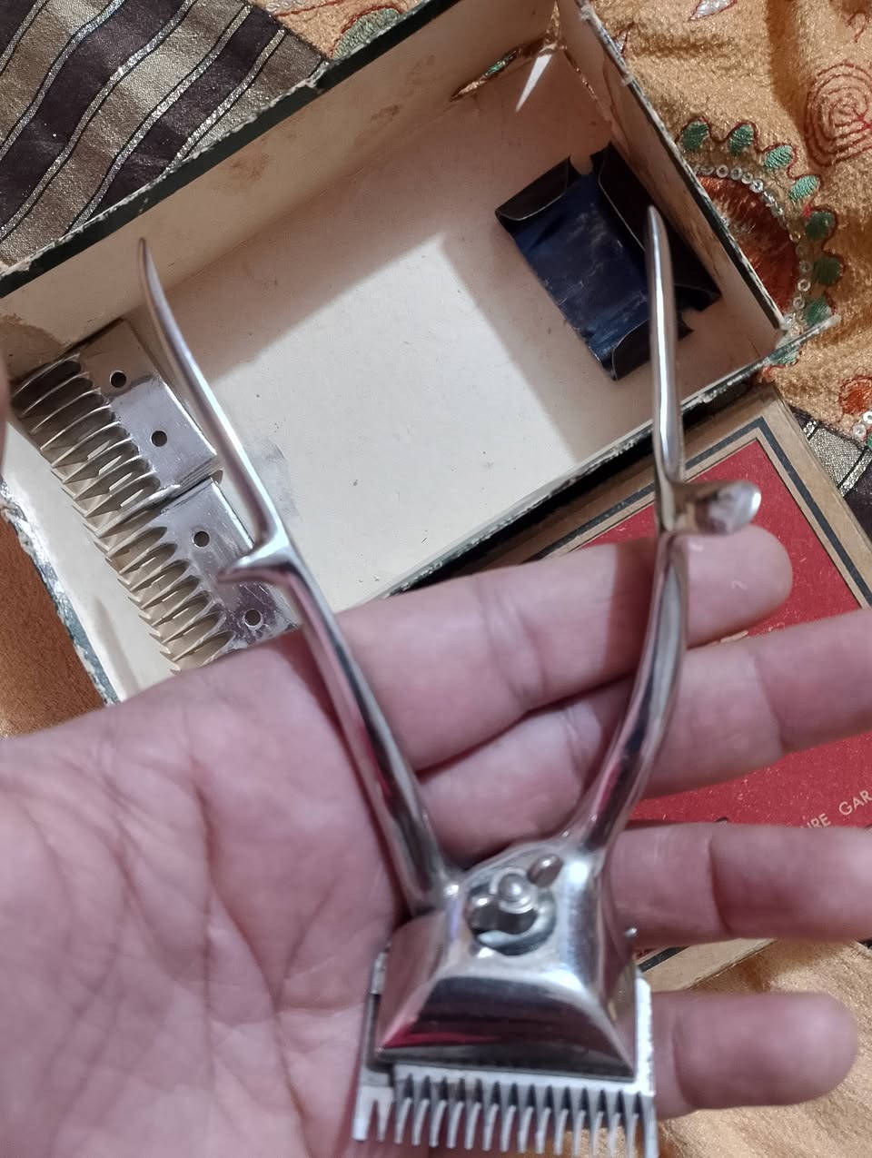 مكينة حلاقة يدوية فرنسية 
جديد لوك .
غير مستخدمة 
ملحقاتها درع + نمرة 4+نمرة6


**إذا كنت صاحب هذا الإعلان وتريد حذفه لأي سبب، رجاءا أرسل رسالة إلى الدعم الفني**