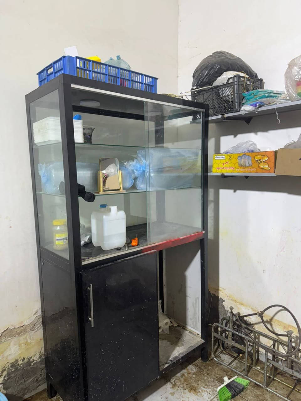 رفوف اغراض نواعم محل طرشي للبيع ***********
