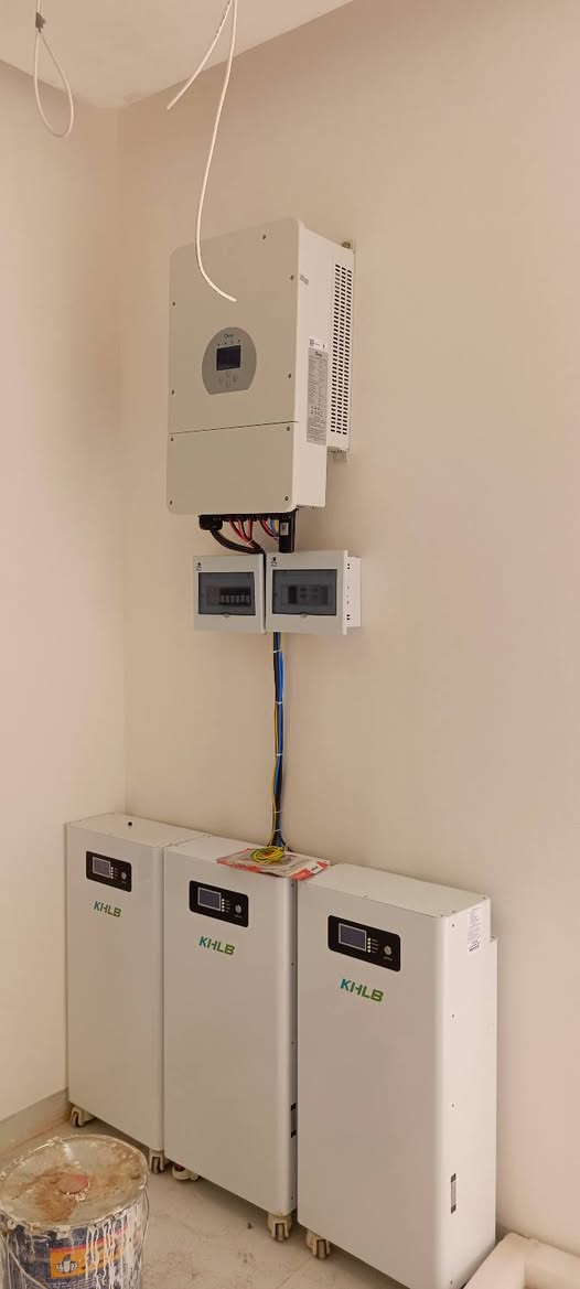 🔥⚡ بمساعدة مكتبنا منزلين آخرين يودعان انقطاع الكهرباء ودوخة المولدات ⚡🔥
✅

🌞 تم تنفيذ منظومتي طاقة شمسية متكاملتين في #مدينة٠تكريت٠شارع٠البلاج بواسطة مكتب #توب٠إينيرجي لخدمات الطاقة الشمسية 🫡

في منزلين تابعين للدكتور (ثائر جاسم الجنابي) 🏡

💎 تفاصيل المنظومة المنفذة الأولى⚡:

🔹 20 لوح شمسي نوع فيلادلفيا بقدرة 620 واط👍🏻
✔️ كفاءة عالية💪🏻
✔️ ضمان رسمي لمدة 15 سنة💪🏻

🔹 3 بطاريات ليثيوم سعة 17 كيلوواط🔋
✔️ خزن طويل الأمد💪🏻
✔️ ضمان يصل لمدة 5 سنوات وعمر افتراضي من 10 إلى 15 سنة💪🏻

🔹 انفيرتر نوع ديا بقدرة 12 كيلوواط👍🏻
✔️ أداء ثابت💪🏻
✔️ ضمان 3 سنوات 💪🏻

🔋⚡🔋⚡🔋⚡🔋⚡🔋⚡🔋⚡🔋

💎 تفاصيل المنظومة المنفذة الثانية⚡:

🔹  14 لوح شمسي نوع فيلادلفيا بقدرة 620 واط👍🏻
✔️ كفاءة عالية💪🏻
✔️ ضمان رسمي لمدة 15 سنة💪🏻

🔹 2 بطارية ليثيوم سعة 17 كيلوواط👍🏻
✔️ خزن طويل الأمد💪🏻
✔️ ضمان يصل لمدة 5 سنوات وعمر افتراضي من 10 إلى 15 سنة💪🏻

🔹 انفيرتر نوع ديا بقدرة 8 كيلوواط💪🏻
✔️ أداء ثابت💪🏻
✔️ ضمان 3 سنوات 💪🏻

⚡ قدرة عالية لتشغيل المنزل بالكامل
⚡ استقرار كهربائي 24 ساعة بالتزامن مع الكهرباء الوطنية.
⚡ توفير كبير في مصاريف الوقود.

اتصل الان وخلي الكهرباء تنور بيتك🫵🏻:
 
المهندس عامر البشير
📞 ***********
المهندس بلال طالب
📞 ***********
📞 ***********

💪🏻🌞 TOP ENERGY For Solar energy services 💪🏻🌞

نحو طاقة نظيفة… مستقبل آمن… واستثمار ذكي.
📲 احجز استشارتك الآن وخلي بيتك يعتمد على الشمس!

#TOP_ENERGY #الطاقة_الشمسية #تكريت #طاقة_مستدامة #وفر_فلوسك
