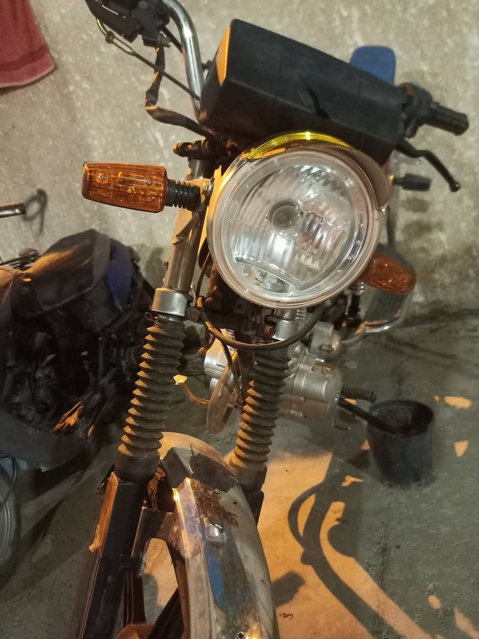 سلام عليكم فيوم بيها اوراق مزاد مال دوله
بيها محرك ستوته و تعمير جديد غراضها كله جديد عايزه ترتيب وشغلات بسيطه 
السعر 250 الف 
مكانها نجف *********** بي واتساب
