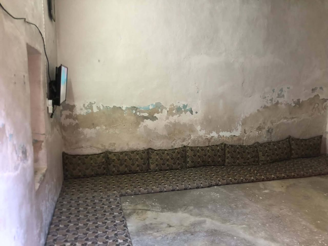 السلام عليكم ورحمه الله وبركاته
🛑 🛑 🛑 🛑 الدار للبيع 
🛑متوفر دار للبيع 🏫
📌الموقع الجانب الأيمن (حي الصحة) قرب مدرسة سيناء للبنين
📐 مساحته 80م²
سند طابو ملك صرف شرط التحويل وقرار التمليك 
 متكون من غرفتين وهول وصحيات ومطبخ 
للاستفسار الإتصال على الرقم التالي 
***********
