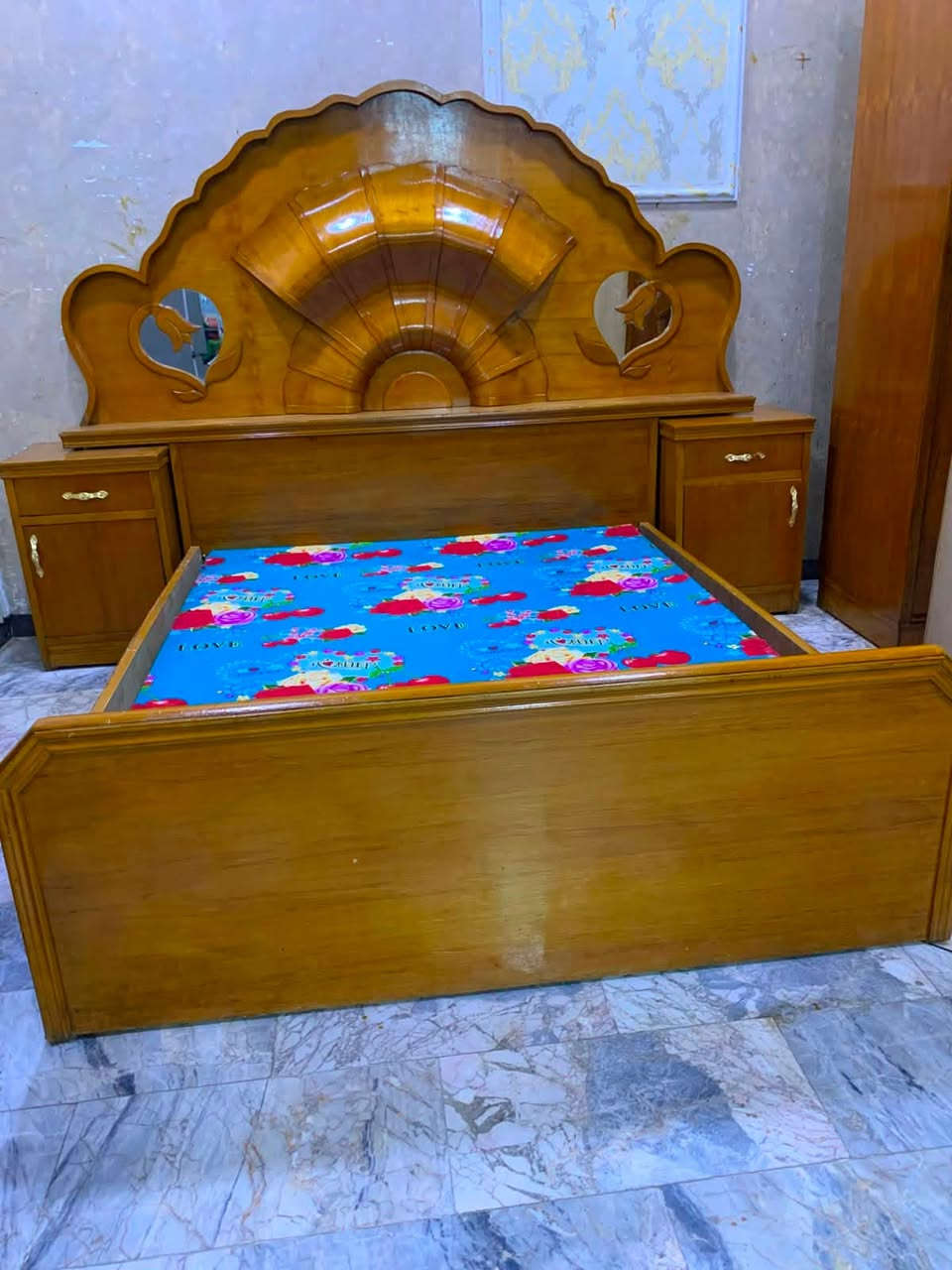 السلام عليكم ورحمه وبركاته من رخصت مدير المحترم  الغرفه نوم سته بيبان ضهر جرجوبه الغرفه حيل ثكيله  صاج تزكام درجه اولى خشب ثقيل داخل وخارج صاج نضافتهه 100‎%‎ اي ضرار مابيه السعر 500 نهايته   السبب البيع انتقال الى مكان اخر رقم هاتف *********** بغداد مكلفه بالنشر اتصال عل رقم فقط
