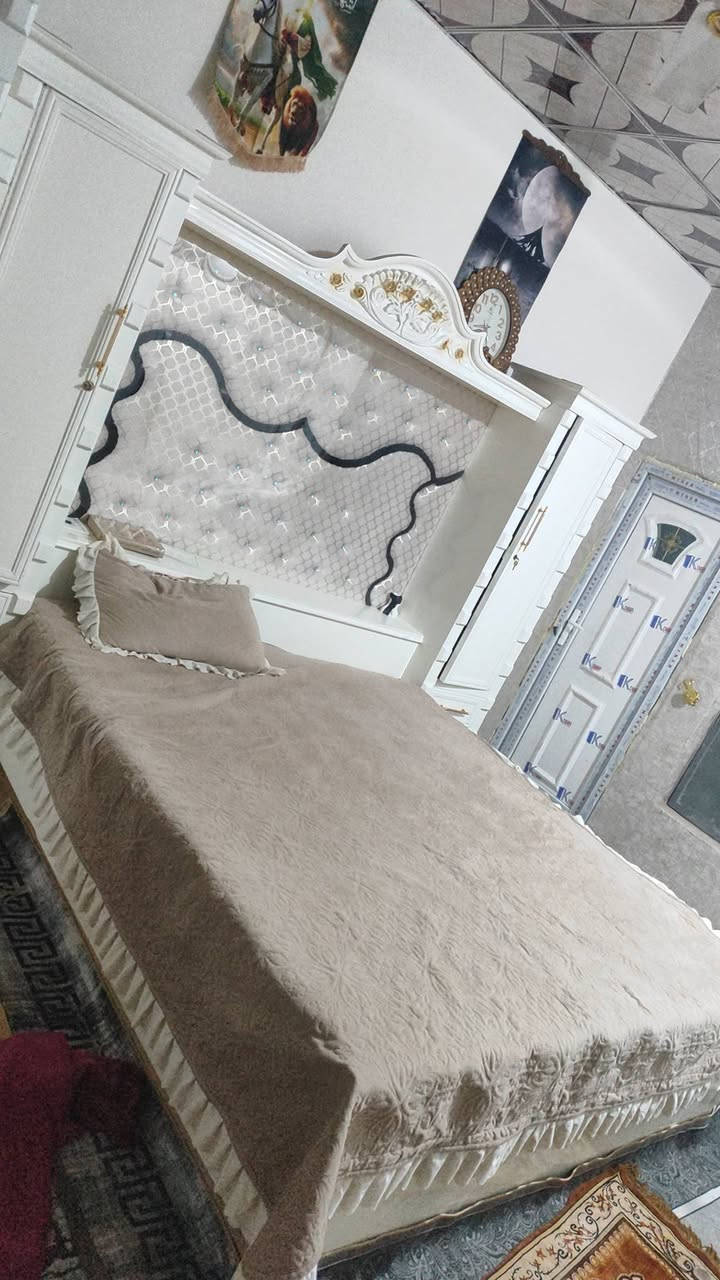 السلام عليكم غرفه تفصال لون افوايت 6بيبان مع زاويه جربايه تابوت ومرايه وميز احذيه نضيفه استعمال قليل سعرها 3500 للتواصل واتساب ***********مكاني البصره كرمة علي
