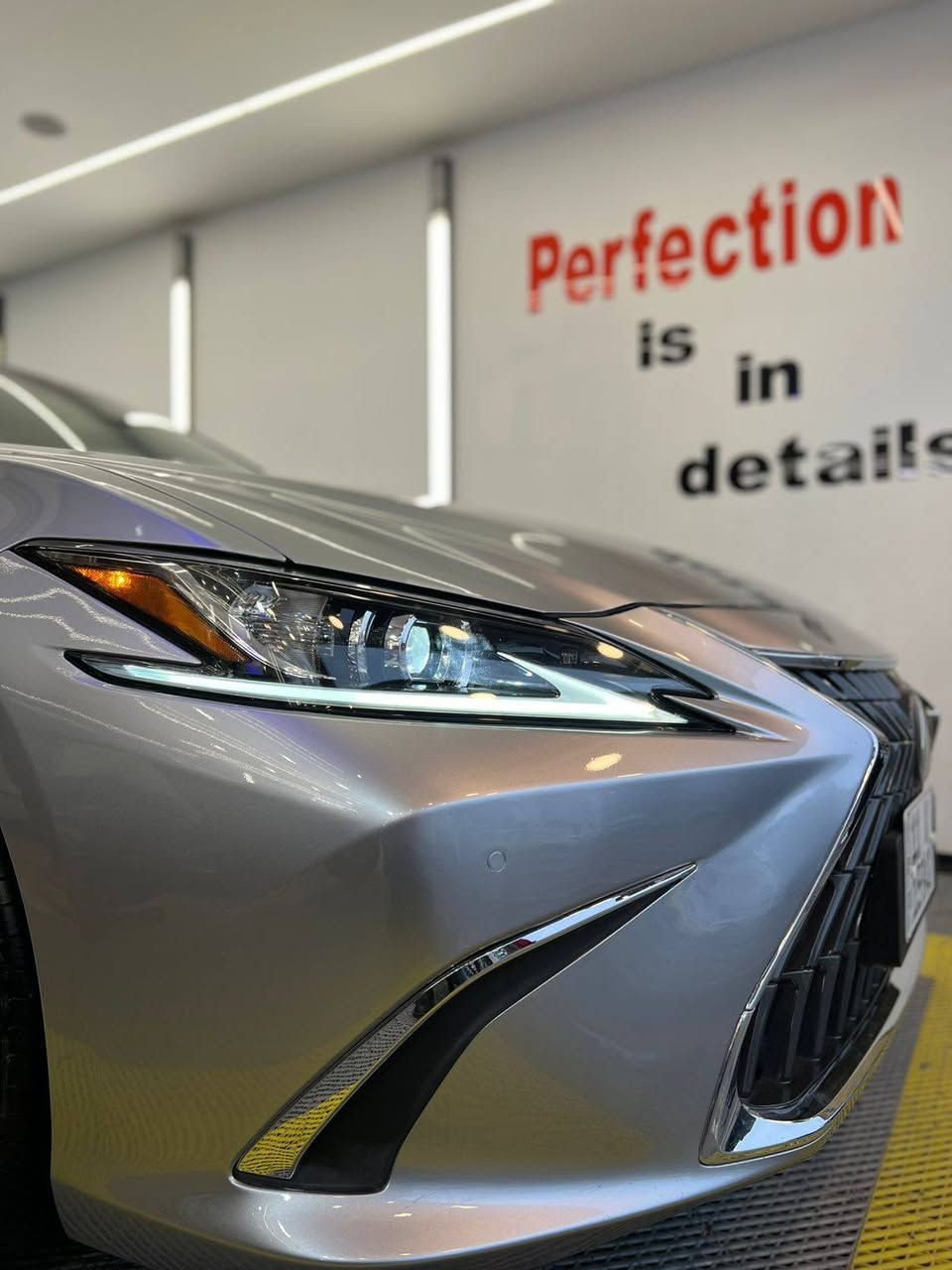 السلام عليكم للبيع  
Lexus es 300 h 2024 هايبرد 
السيارة فول مواصفات ١/١ 
ماشية 11 الف miles 
حادثها موضح بالصور  صبغ 3 قطع جنطه وباب وجاملغ خلفي وبيها باب معدل PDR بدون ايرباك شاصي سليم
بعض من مواصفات السيارة 
كامره خلفيه  
حساسات امامي و خلفي 
رادارات امامي و وجانبي 
نقاط عمياء 
تحديد مسار 
مثبت سرعة تفاعلي 
تدفئة تبريد كشنات مع خرن ميموري 
تدفئة ستيرن 
فتحة سقف 
داتا شو 
نظام صوتي من JBL 
شاشة جبيرة نظام كار بلي وايرليس 
شحن لاسلكي  
مري شفط وكهرباء 
وبيها بعد هواي مواصفات معروفة 
السيارة جاهزة بدون نقص 
سعرها 27.500$ وبيها مجال بسيط
مكان السيارة بغداد اليرموك
***********
