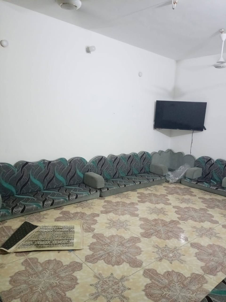 بسم الله.... السعر 78
بيت طابو صرف طابق واحد 200م المساحة
غرفتين نوم وديوانية وصالة ومطبخ وكراج سيارة وصحيات خارجية وداخلية وكراج بناءحجر
العنوان رمادي 6كيلو قرب المجمع الهندسي تواصل واتساب *********** ابو مصطفى
