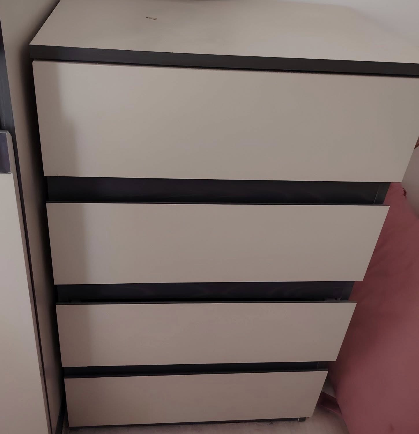 غرفه شبه جديده مامستخدمه كلش غرفه نضيفه شوفت عينك غرفه كامله 10 قطع وشكل مالته بل صور خذيت غرفه مليون 650 تكدر تشوف عليه سوك انا غرفه تاركه ورايده بسعر  950 وبيه مجال + نقل وشد عليك رقم تواصل ***********
