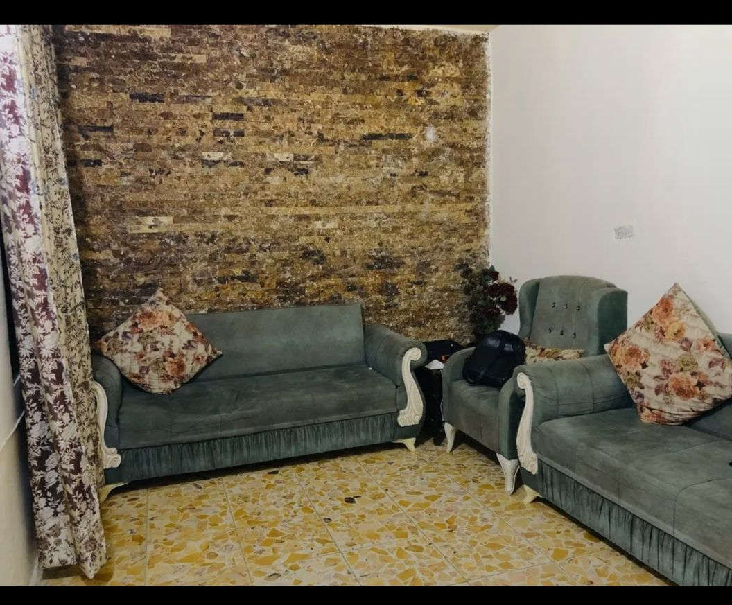 السلام عليكم مشتمل للبيع المساحة ٧٥ متر الوجه ٧ونص نزال ١٠ طابو ملك صرف يحتوي على استقبال مطبخ خدمات منور غرفه نوم الطابق الثاني ٢نوم الموقع مميز البياع الشهداء خلف اسواق ابو رائد اللاستفسار اتصل ***********
