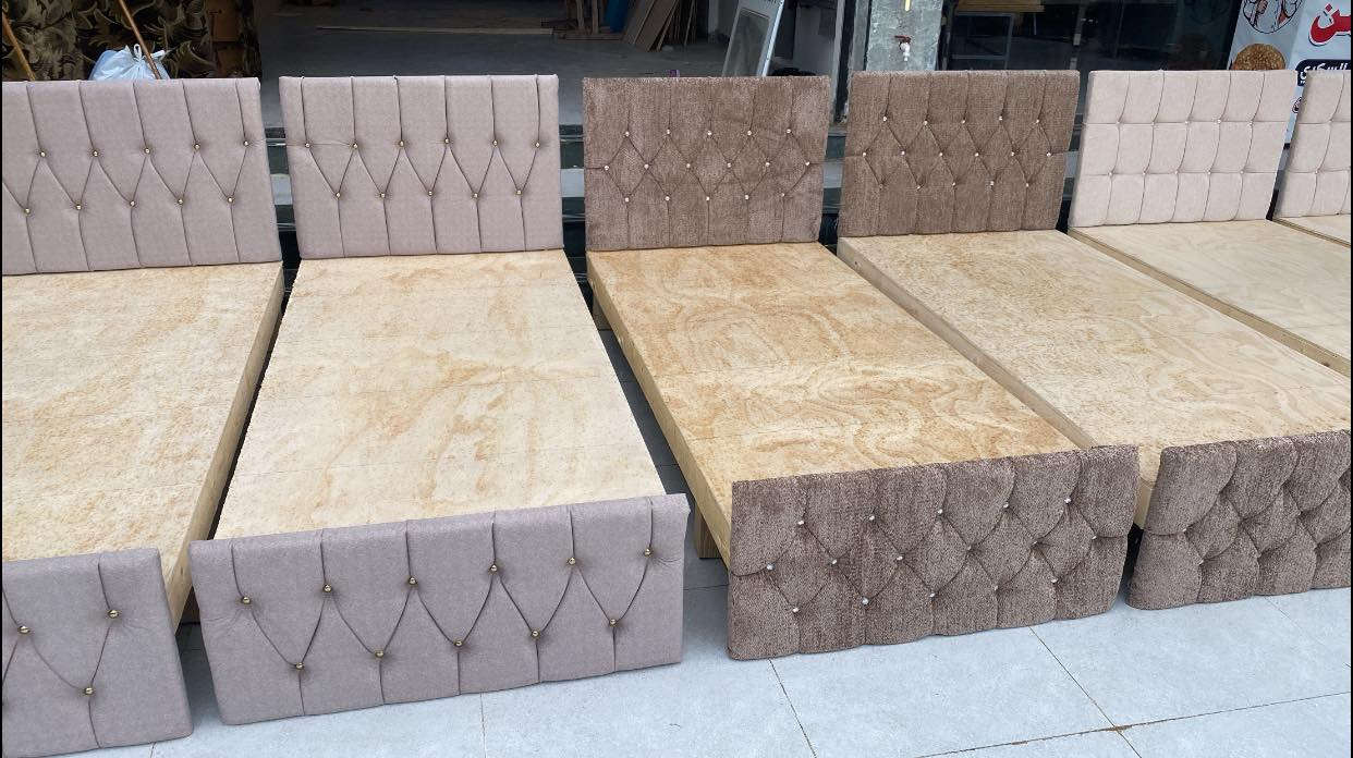 #بسعر مغري وتنافسي

#دوشمةونجارةالتاج

� تخت عراقي للبيع مباشر من المعمل 📢 

✅ صناعة محلية متينة وبجودة عالية
✅ خشب قوي ومدعّم، يتحمل أوزان ثقيلة
✅ ظهر مبطن بألوان وأقمشة عصرية (اختيار حسب الطلب)
✅ أرجل خشب صلبة وثابتة 

⚒️ متوفر قياسات وألوان حسب رغبتكم
🚚 خدمة توصيل متوفرة

📞 للاستفسار والطلب:اتصال او واتساب
***********.   ***********.  ***********
