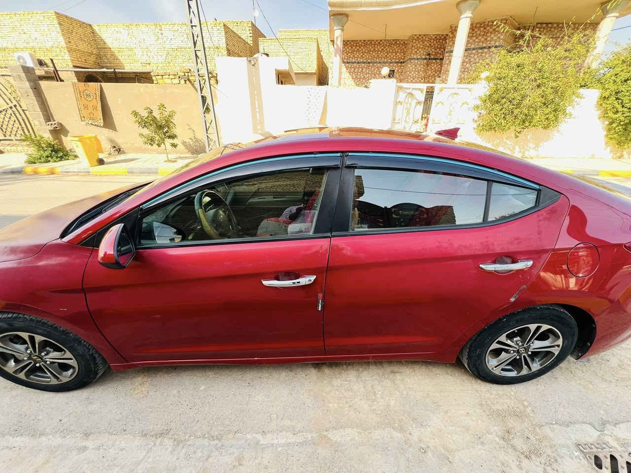 السلام عليكم  النترا للبيع موديل 2017 وارد امريكي الحادث موضح بالصوره ماشيه 86  المكينه 2000 دوش السعر 118 دولار وبيهه مجال رقم الهاتف ***********
