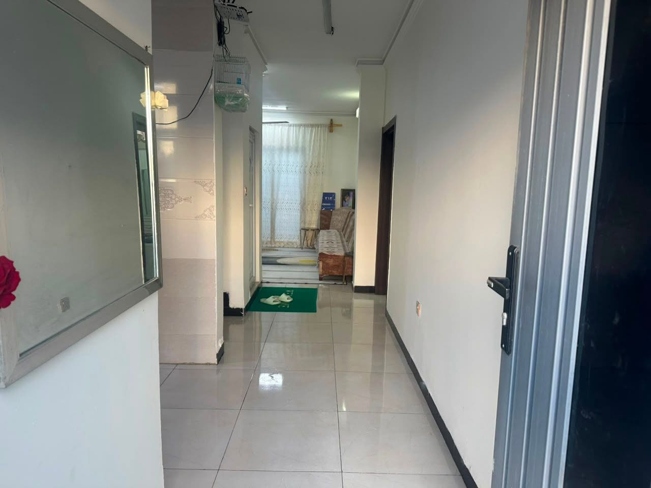بيت بمجمع لؤلؤة ساوه 200 متر بصف الركن قاطين 3 غرف وسطحين و3 حمامات وصاله واستقبال ومطبخ وصحيات داخليه وخارجيه السعر 150 مطلوب75 المقدمه 75 الشراي يتصل ***********
