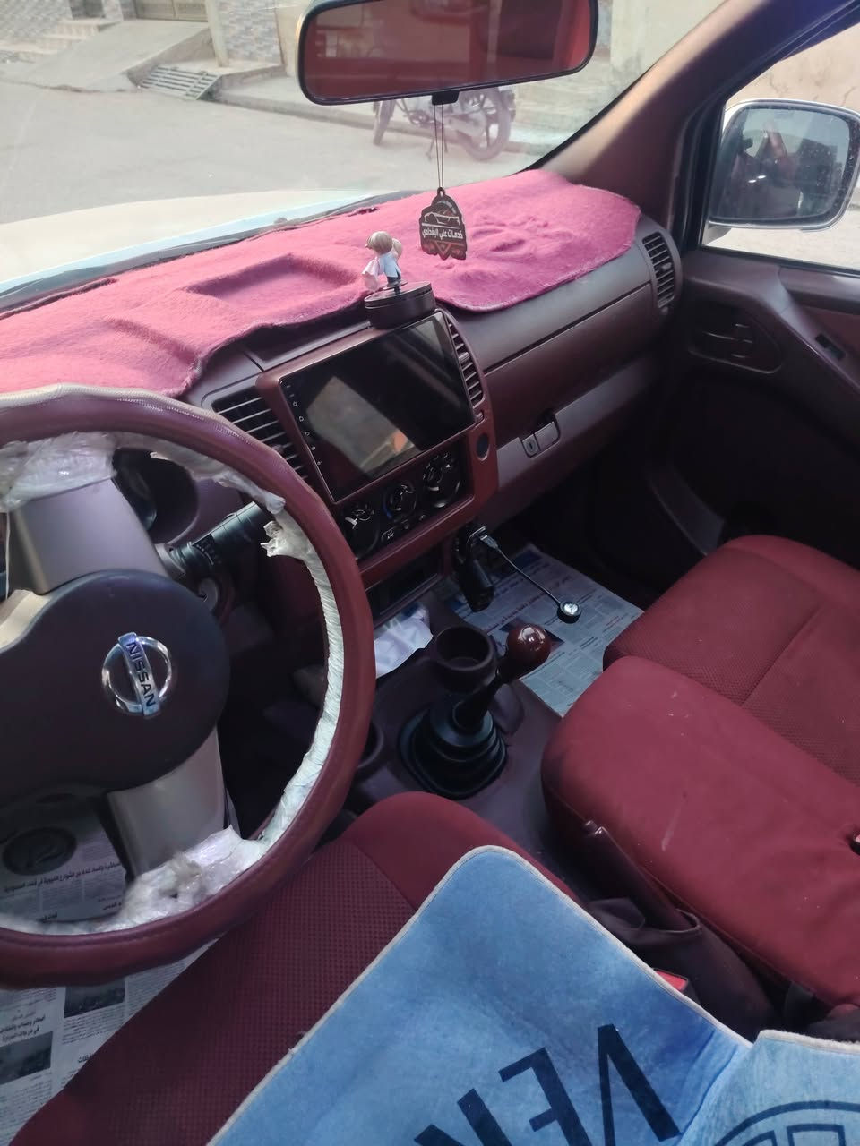 سلام عليكم 
نيفارا  2009   رقم سليمانية 
كير عادي  
بيهه مكانت صبغ 
محرك كير خير من الله 
تخم تاير 
شاشه 
تبريد تدفئة 
مكاني ديالى تحويل ثاني يوم 
***********
