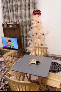 طاولة طعام اكريلك ثقيل مع ٤ كراسي ماركة ايكيا تتحمل وزن ١٢٥  اللون رصا...