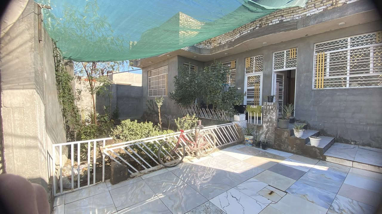 اللهم صل على محمد وال محمد 
بيت للبيع في الحله الطهمازيه شارع مخبز المصطفى المساحه ٣٠٠م يبعد عن الشارع ٤٠٠م الشارع كله تبليط يحتوي على غرفتين نوم وكليدور جبير وصاله جبيره ومطبخ وكراج سياره وحديقه  كما موضح في الصور السعر خاص 
موبايل 
***********
***********
