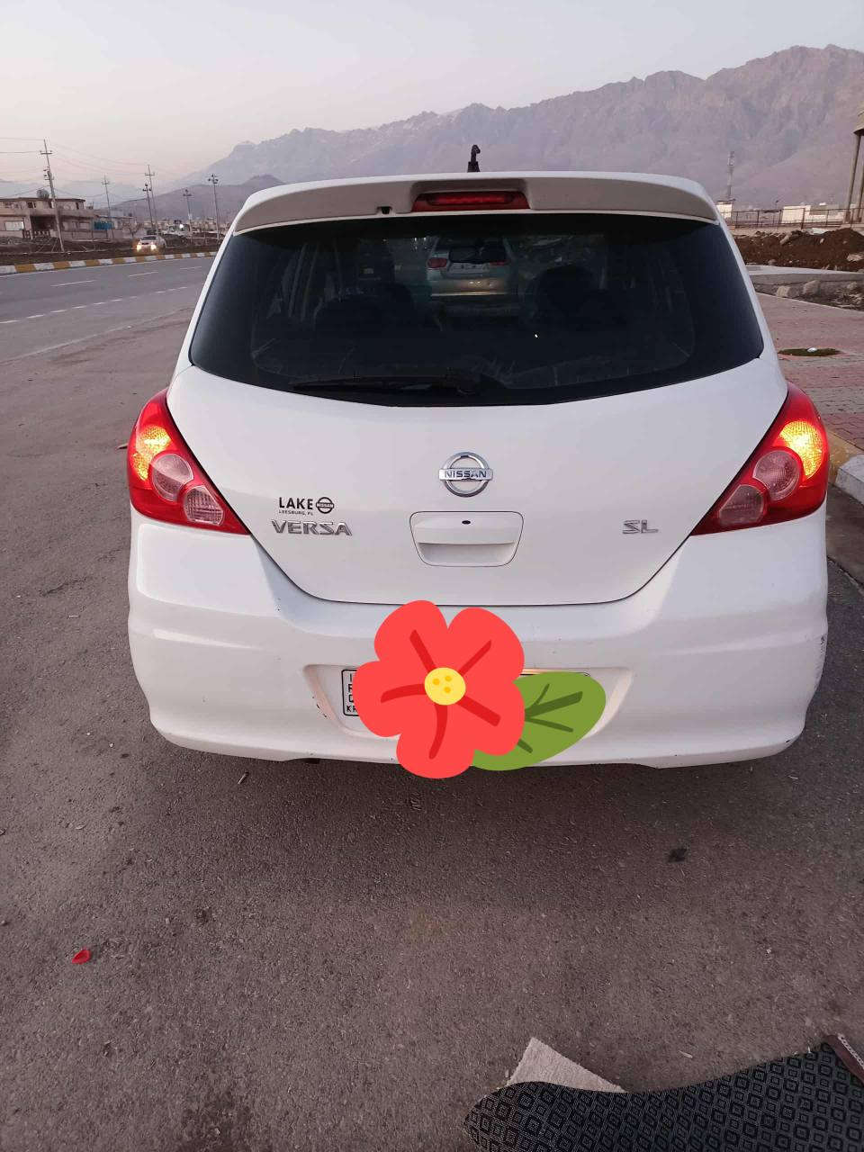 نیسان ڤێرسای مۆدیل  2011 مواسفات ناو زەرد بەسمەیە و  دەرگاشی بەسمە سنەوی نوێیە  سێ پارچەو پەڵەیەکی بۆیاخە نرخـــی 93 گـــــەڵا کــــــەمێک مـــــەجال   نـــــاونیشان ڕانیـە
ژ:م خاوەنەکەی *********** رانية, السليمانية
