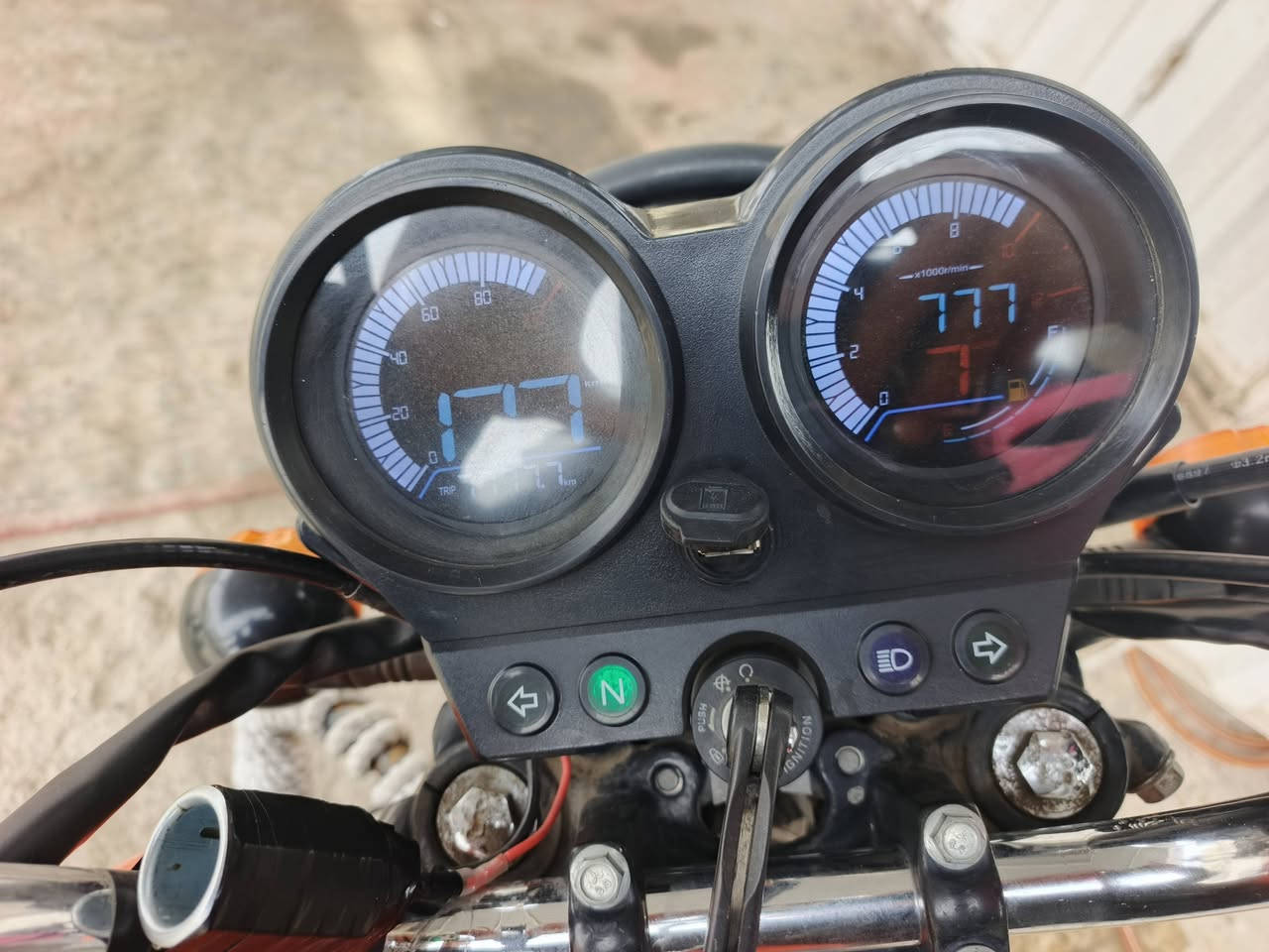 السلام عليكم شباب دراجه ديوان نفخ محرك 200ccالبيع 
الدراجه مديل 21معمره غراض وكاله مبدله فقط الجبن مال محرك نعومه المحرك فول اي خلل ما بيها نكره سلف 
((ملاحظه الدراجه رقم انكليزي السعر مليون 400قفل ))
الرقم بي وتساب ***********
