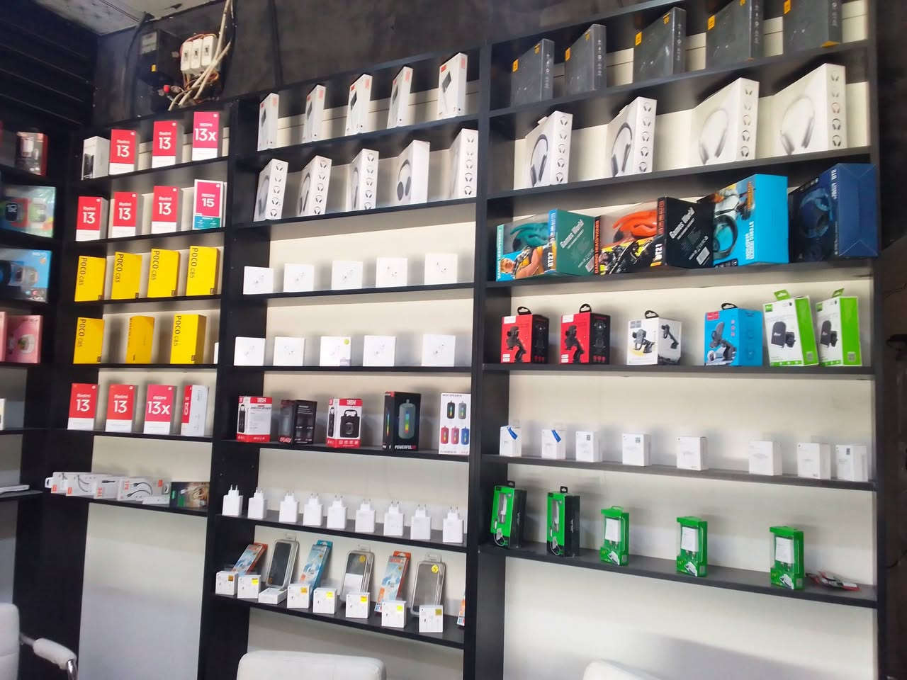 محل موبايل للبيع مع رفوف مع 3ميز عرض مع 3كرسي مع اكسوارت الاتصال وتس ***********
