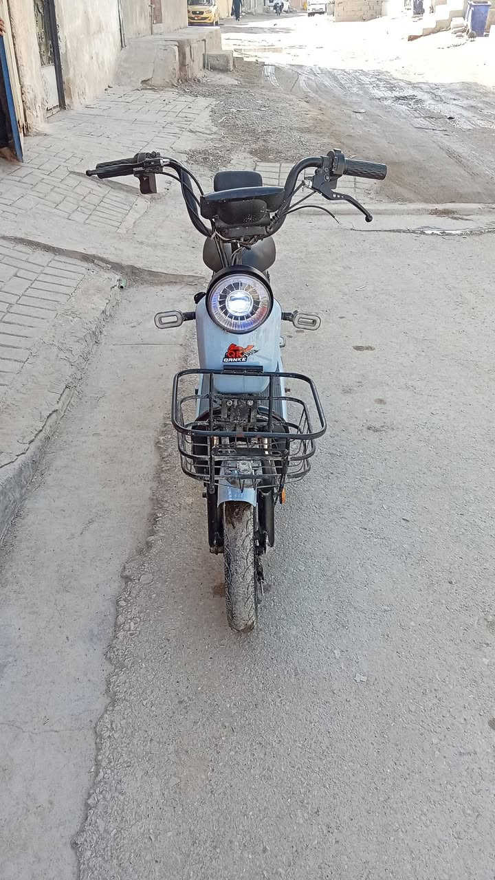 السلام عليكم دراجه شحن للبيع تايرات جدد اشاير جدد لايت زنون المكان بصره السعر 250 وبيهه مجال الرقم ***********
