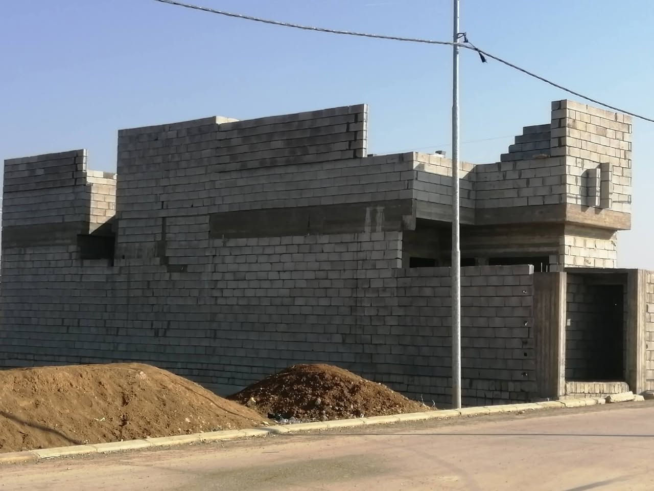 سلام عليكم نشتقل بناء ترميم تصعيد مواد البناء معالجة تشققات تواصل اكثر للاتصال ***********
