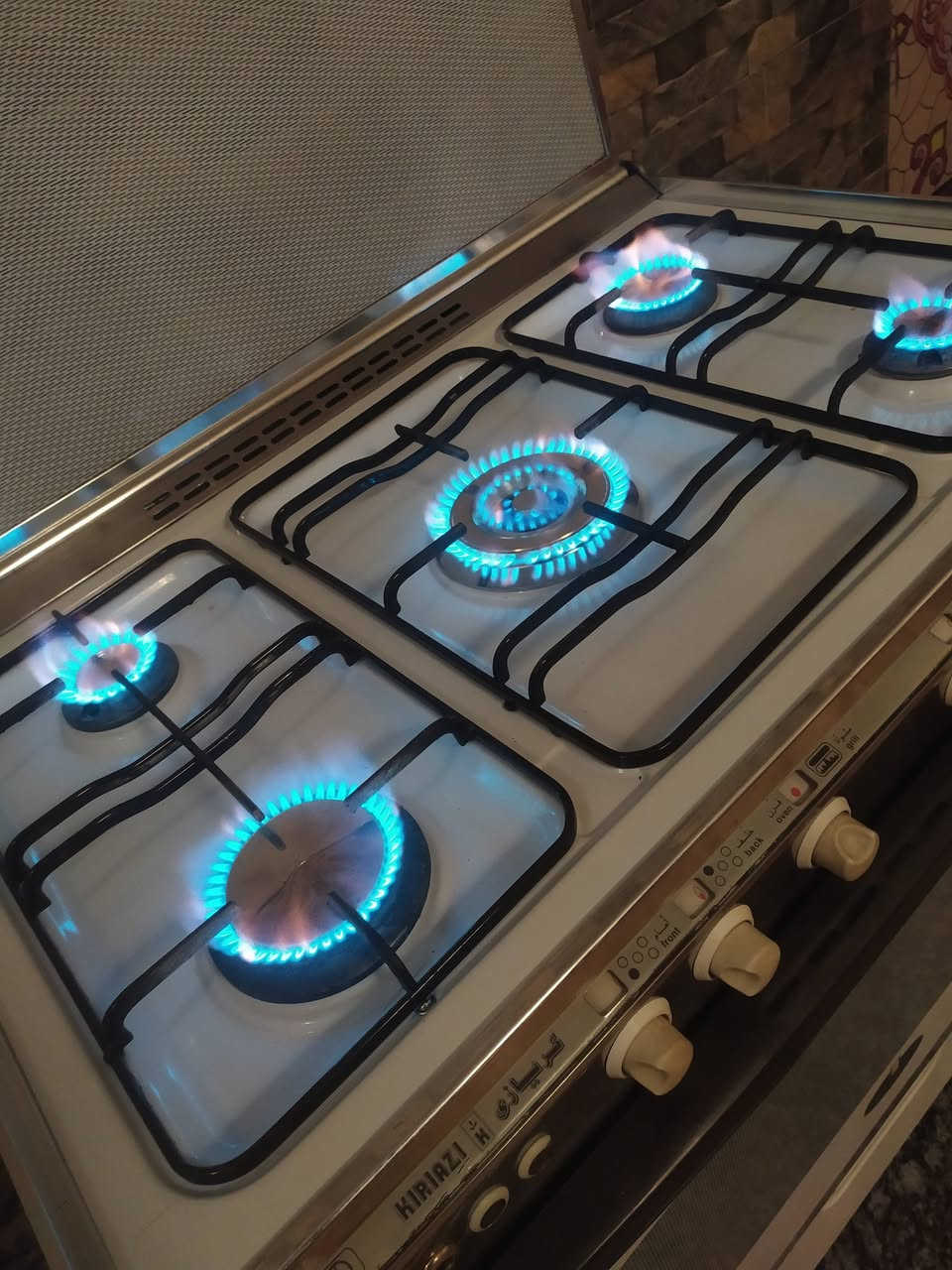 طباخ كريازي مصري الاصلي اخو الجديد كله شغال عالفحص ناره زركه وقويه.  يوجد توصيل


**إذا كنت صاحب هذا الإعلان وتريد حذفه لأي سبب، رجاءا أرسل رسالة إلى الدعم الفني**