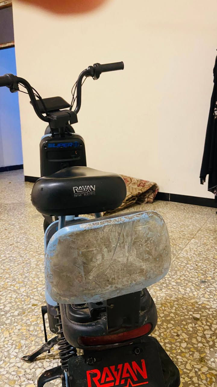 سلام وعليكم عندي دراجه  حجم 14 مستخدمه قليل يعني سنه شغاله يحتاجله بس بطاريات و جوزه عقل شغال رايده 150 و بيه مجال بسيط رقم الهاتف واتساب ***********
