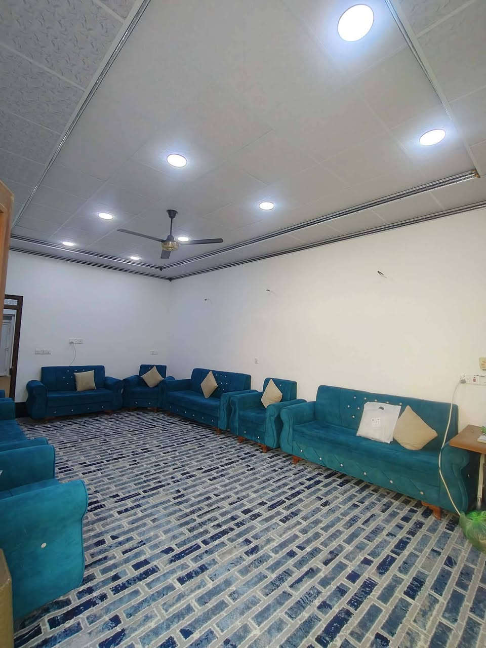 #دار_للبيع   طابو زراعي رسمي سند ٢٥  #حي_فدعم 
بداية الحي  خلف بيت فدعم الكبير مباشرة.  خدمات كاملة 
بيت بناء جديد وحديث  . سيراميك من باب الحوش للسطح 
سقوف .  مساحة ٢٠٠ متر .  يحتوي على غرفتين نوم مع صاله كبيرة مع استقبال مع مطبخ مع صحيات مع كراج سيارة مع حديقه.   
كذالك  هيكل طابق ثاني واصل للسكف.   
معرض للبيع بسعر مناسب   ٦٩ مليون فقط   سعرة جدا مناسب 
للإستفسار أكثر   ***********
