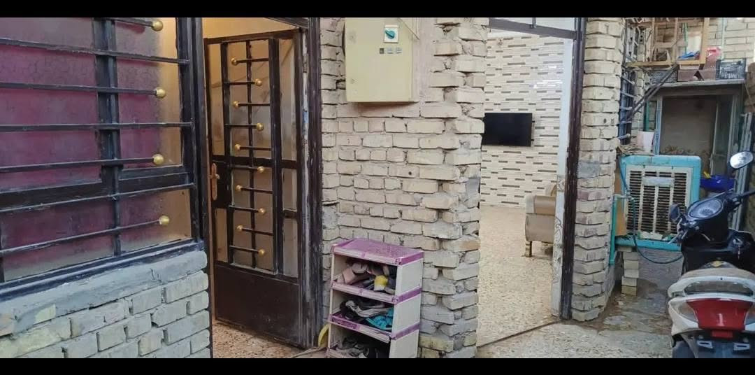 بيت ركن ١٠٠ متر طابقين زراعي كامل 
خدمات كامله فقط التبليط وراح يوصلون النه
الطابق الاول يحتوي ع استقبال وغرفه وصاله وخدمات 
والطابق الثاني غرفتين نوم وخدمات 
السعر 120 بي مجال قليل
العنوان البلديات الضباط الثانيه 
قرب المحطه الصفرة 
للاستفسار ***********
