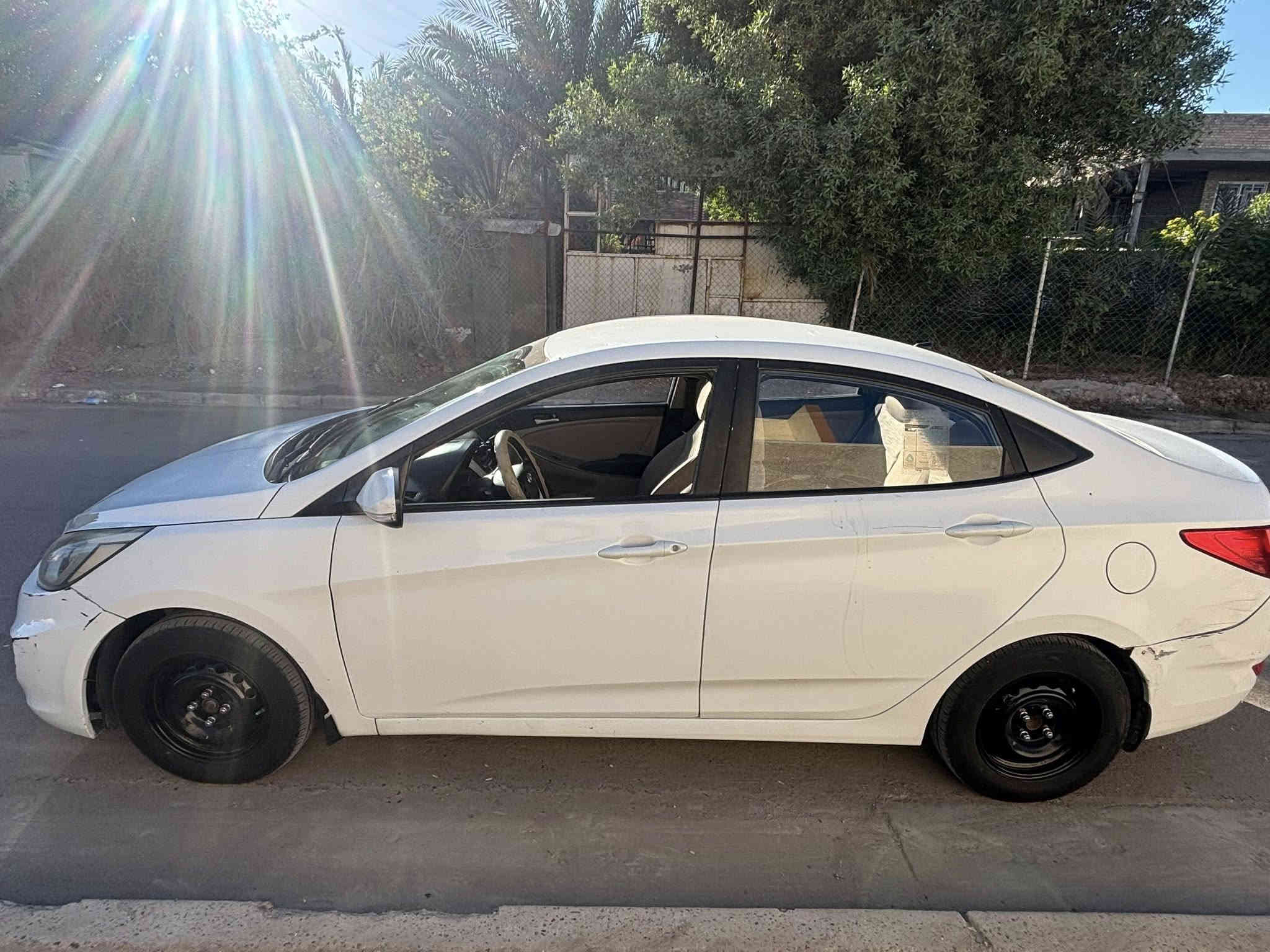 اكسنت ٢٠١٧ 
مكينة ١٤٠٠ خطرة وحدة
السيارة عليها ادامة كامله
تبريد خير من الله
صدر امامي خلفي 
تايرات جديدة
باتري جديد
تخم نوزل جديد
منظومة ماء جديده
السياره ماشيه ١٩٣ الف كيلو متر
بيها ضربة بلباب عكس السايق موضحها بلصور على وضعها ممصلحه ولجاملغ ل امامي ل يم لباب بارد السياره مابيها صبغ 
السيارة باسمي رقم بغداد انكليزي سنوية لل٢٠٣٠
السعر ٩٥ وبيها مجال 
*********** غير متواجد على الفيس
