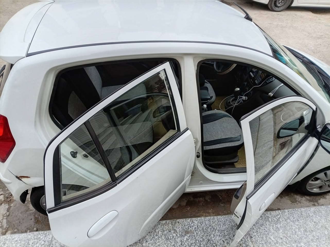 السلام عليكم،،، 
هونداي  اي تين i10  2013 خليجيه  بيها بس شويه من صفحه اليمنه طخات بسيطه كير ومحرك ٤ سلندر وتبريد وصدر كله مكفول طخم كامل تاير جديد،،،، مال بيت وكلش حلوه وشاشه وكامره  رقم انكليزي بأسمي  العنوان  سبع ابكار 
السعر 75$ وبيها مجال 
لتواصل *********** واتساب موجود
