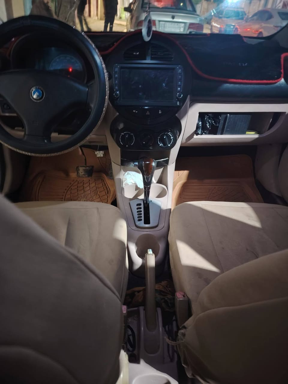 سلام عليكم سياره جيلي باندا سياره كير و محرك كفاله عامه سياره نضيفه
السياره تحويل ثاني يوم سياره نضيفه تبريد شغال عوزه قايش صدر امامي و خلفي السعر 48وبيه مجال 
رقم الهاتف ‏‪***********‬‏
