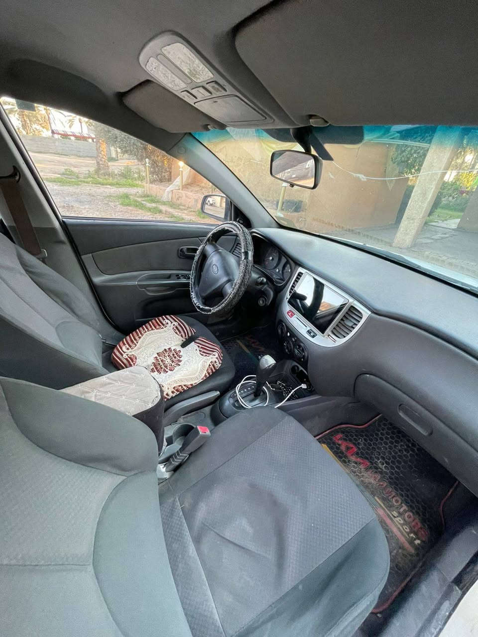 مساء الخير والعافية 
كيا ريو موديل 2009 
رقم بغداد انكليزي  تحويل ثاني يوم سنويه بأسمي شخصياً
سعر88$ وبيها مجال 
الضرر ماله باب سايق بي معجون شي بسيط اذا مبين يمك
محرك 1.6 كير ومحرك خير من الله  
تبريد + تدفئه  الجام كهربائي وليس جوبي 
تخم تاير جديد وسياره نضيفه كلش استخدام شخصي 
العنوان بغداد التاجي 

رقم الهاتف. ***********
رقم الواتس اب. ***********
