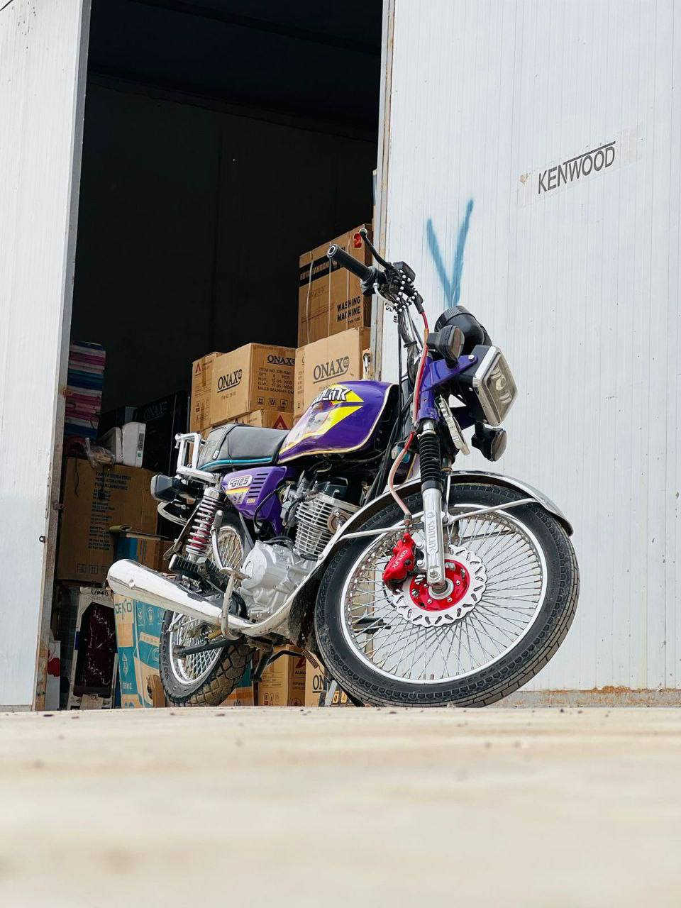 للبيع فقط دراجة تايكر سونلنك ايراني 4 نمر ، موديل 25 
الملاحظات : مگلوبة وضربتهة بالتانكي والاشارة ، ضربة خفيفة مثل ما موضح بالصورة ، مبدل اشاير امامية وظفيرة فقط 
السعر 800 وبيهجة مجال بسيط حگ الجية 

ملاحظة ، اسعار الدراجات جاي تصعد 
اليوم تلكاهة بهيج سعر مستقبلا اغلى تصير 
ما متواجد عالنت 
***********
