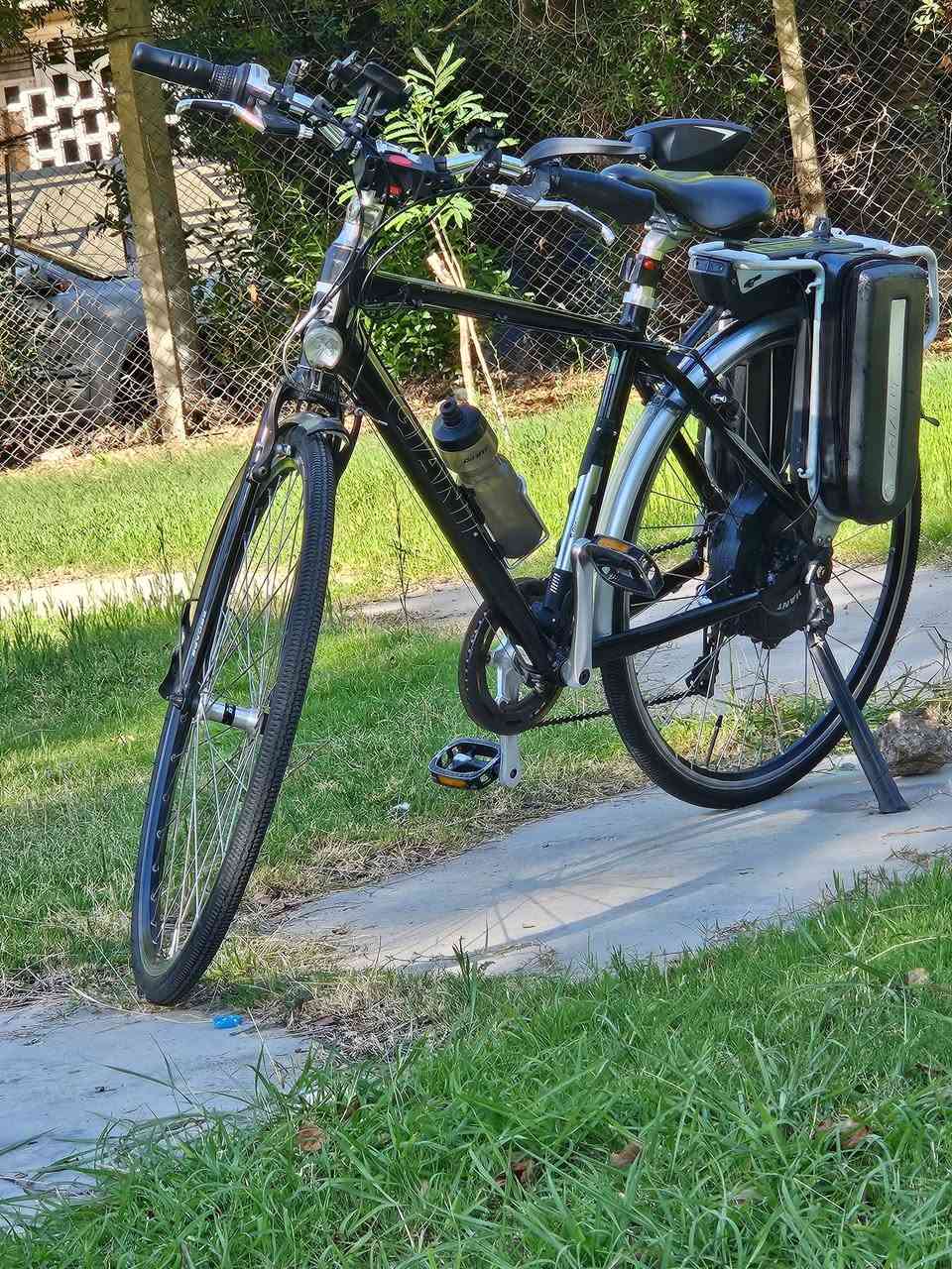 ⚡ للبيع: وحش الترحال والسفر Giant Escape 2 Hybrid 🚲لكل شخص يدور على متعة القيادة والمسافات الطويلة! دراجة كهربائية هجينة أصلية من البراند العالمي جاينت، مجهزة ومخصصة للترحال والسفر براحة تامة. 🌍🎒المواصفات الفنية والنظافة:💎 النظافة: 95% بحالة ممتازة جداً ونظيفة حيل.
🛣️ الممشى: 1500 كم فقط (استخدام خفيف ).⚙️
 المنظومة: نظام مساعد شحن ذكي مع محرك خلفي يعطيك عزم قوي جدا 300w  بالمرتفعات.
🔌 الملحقات الأساسية: يجي وياها الشاحنة الأصلية لشركة جاينت + مفتاحين (2) لقفل البطارية.الملحقات الإضافية (كلها براند GIANT الأصلي):🍼 مطارة ماء جاينت
.🔔 جرس تنبيه جاينت
.💨 بم هوائي (منفاخ) جاينت.
الدراجة جداً ناعمة وسلسة بالخطوط الطويلة والترحال، 
. 🚴‍♂️🔥📍 المكان: [بغداد]
📞 للتواصل: [***********]
