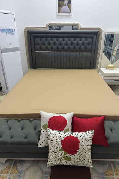 غرفة نوم تركي درجة اولى بلوك ثقيل استعمال قليل ٩ قطع السعر مليون ونص وبيها مجال  للاستفسار ***********
