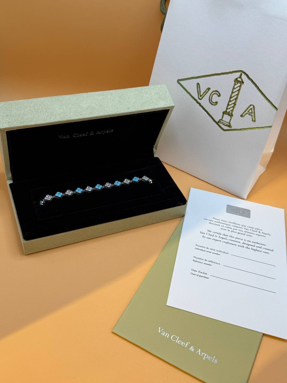 سوار فان كليف مع الملحقات كامل يوجد توصيل


**إذا كنت صاحب هذا الإعلان وتريد حذفه لأي سبب، رجاءا أرسل رسالة إلى الدعم الفني**