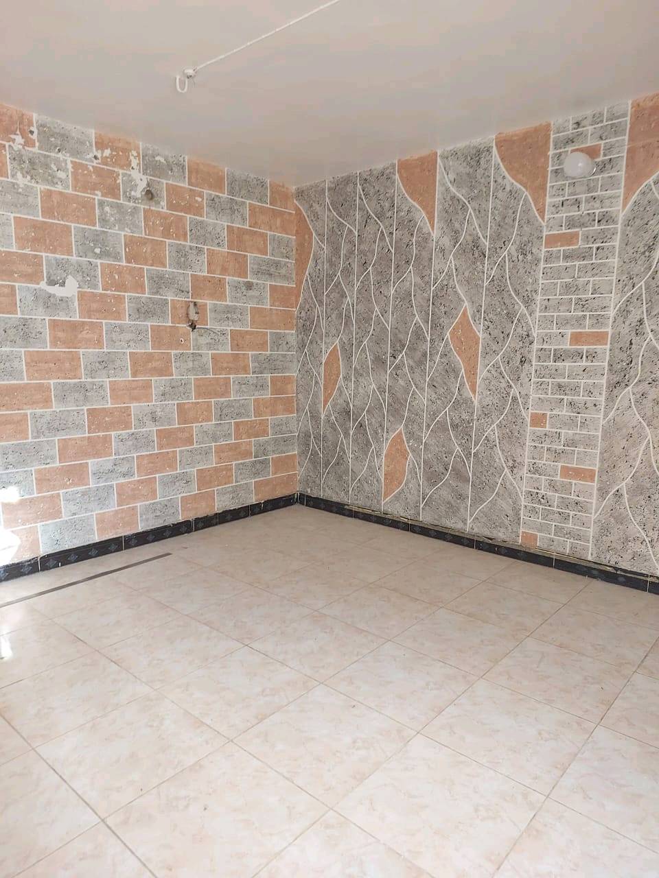 الدار في محافظة واسط الكوت منطقة العزه الجديده مقابل جسر الكريميه بالقرب من موكب ستار اربيح المساحه ١٣٢ م طابقين ملك طابو صرف الطابق الأول غرفتين نوم مع هول ومطبخ وحمام والاستقبال خارجي مع تواليت والطابق الثاني غرفتين نوم مع هول 