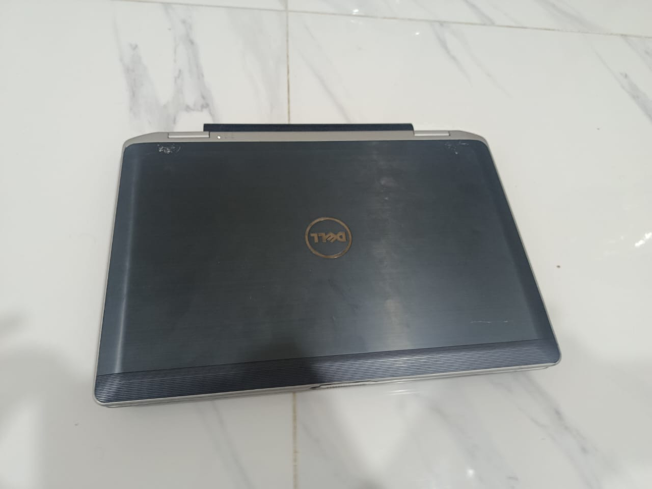 💻 للبيع أو للمراوس: حاسبة ديل Dell Latitude E6430 (فئة عملية ضد الصدمات)
حاسبة من الفئة العمليّة الثقيلة (Business Class)، معروفة بهيكلها المتين المصنوع من الألمنيوم والمغنيسيوم وقوة تحملها للشغل المتواصل. ممتازة جداً للدراسة، التصفح، البحوث، المبيعات، وإدارة الحسابات والمحلات.
🔍 المواصفات الفنية الكاملة:
الماركة والموديل: Dell Latitude E6430
المعالج (Processor): Intel® Core™ i5-2450M (سرعة وثبات بالأداء)
الذاكرة العشوائية (RAM): 4 جيجا
الهارد (Storage): HDD بسعة خزن زينة وممتازة للملفات والصور
الشاشة: قياس 14 بوصة مريحة للعين، مضادة للانعكاس (Anti-Glare) وخالية من العيوب
النظام: مثبت عليها ويندوز 10 برو (Windows 10 Pro) مفعل وجاهز للاستخدام
🔌 المنافذ والمميزات الإضافية (Full Ports):
منفذ HDMI: تحتوي على منفذ واير HD لربط الحاسبة على شاشة التلفزيون أو السمتلايت أو العارض (Projector).
منافذ USB: تحتوي على منافذ USB متعددة وسريعة لنقل البيانات.
منفذ VGA: لربط الشاشات القديمة.
منفذ LAN: لربط كابل شبكة الإنترنت المباشر.
القرص المرن: تحتوي على قارئ أقراص DVD/CD شغال طبيعي.
الواي فاي وبلوتوث: مجهزة بـ WiFi قوي لقط الرواتر وبلوتوث داخلي.
كاميرا ومايك: تحتوي على كاميرا أمامية بلادية ومايكروفون مدمج للمحاضرات والاتصال.
✨ حالة الجهاز:
نظافة ممتازة وشاشة صافية (مثل ما موضح بالصور).
كيبورد عربي/إنجليزي بلادي ومريح بالكتابة.
الحاسبة عملية جداً ومستقرة، وشغالة بشكل طبيعي وبدون أي مشاكل أو حرارة.
تجي وية الشاحن الخاص بيها.
💰 السعر، المراوس، والتفاصيل:
السعر: 130 ألف دينار (وبيه مجال بسيط للشراي الطيب).
المراوس: بيه مجال مراوس بموبايل أو حاسبة (حسب العرض والنظافة).
المكان: ديالى - بعقوبة (المفرق).
للتواصل: مراسلة الخاص.


**إذا كنت صاحب هذا الإعلان وتريد حذفه لأي سبب، رجاءا أرسل رسالة إلى الدعم الفني**