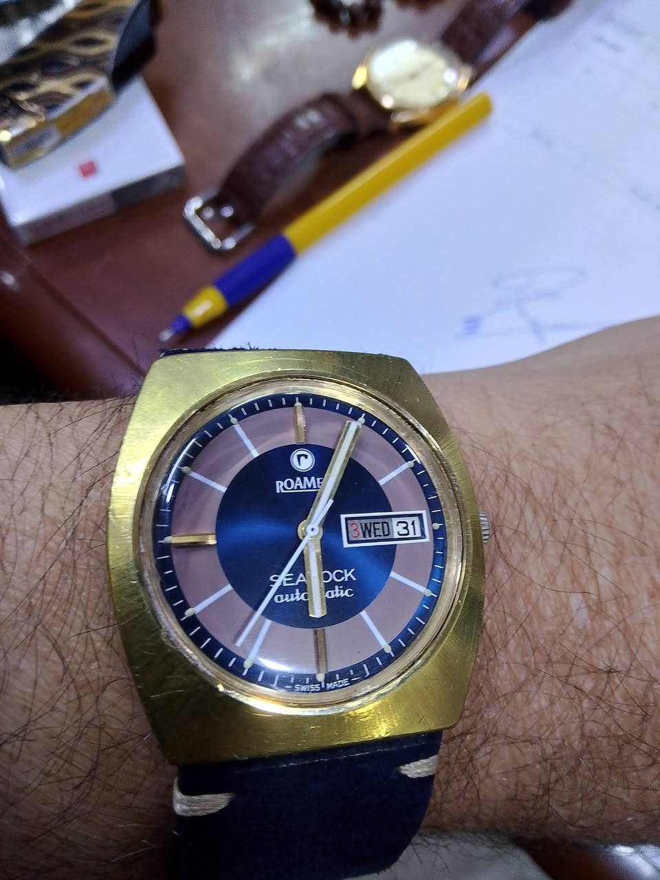 السلام عليكم..رومر اوتو ونصب.. سويسري..قطر 37 ×39.. السعر 250 الف..واتس ***********  تغليف ذهب..
