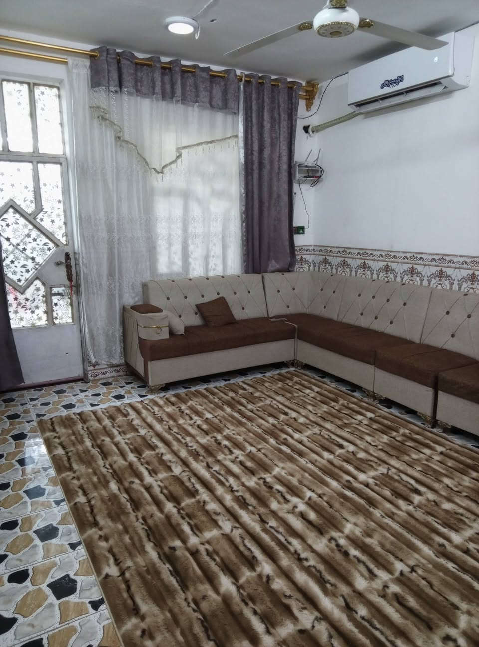 السلام عليكم دار للبيع 
يحتوي على طرمه وستغبال ومطبخ حار وبرد ويحتوي على 4غرف نوم وحمام خرجي ودخلي 
مكان الدار حي الخطيب على السده و  اذا تريد تستفسر اكثر اتصل على الرقم***********
