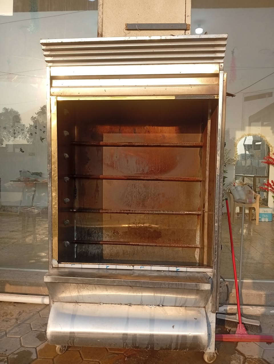 شوايت دجاج للبيع
8 اشياش الحجم الكبير 
وياها كماشات تفصال +ماطو التحريك 
جام حراري الأصلي جاهزه  
السعر 650 وبيها مجال 
الرقم ***********
