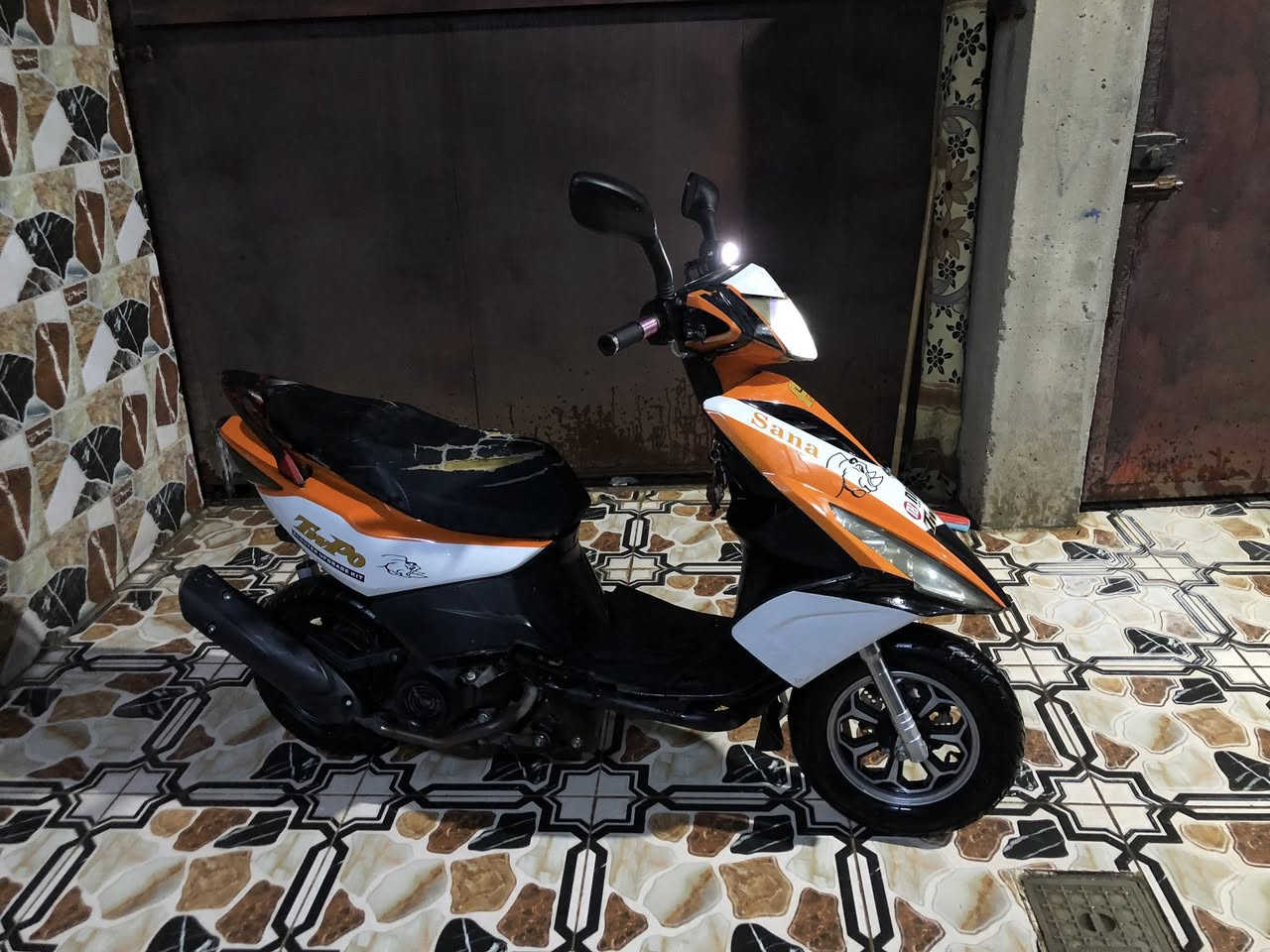 سلام عليكم
دراجه ماكس مضلع للبيع عليها صالنصه FM وعليها سلف 55 رياضي الدراجه مكفوله وياها كلج أمامي والسلف البلادي هم موجود والراجز والدشلي حتى الفاكيوم البلادي موجود الدراجه مكفوله من كلشي تجي تاخذها شرط الفحص 
السعر اتصال ***********
