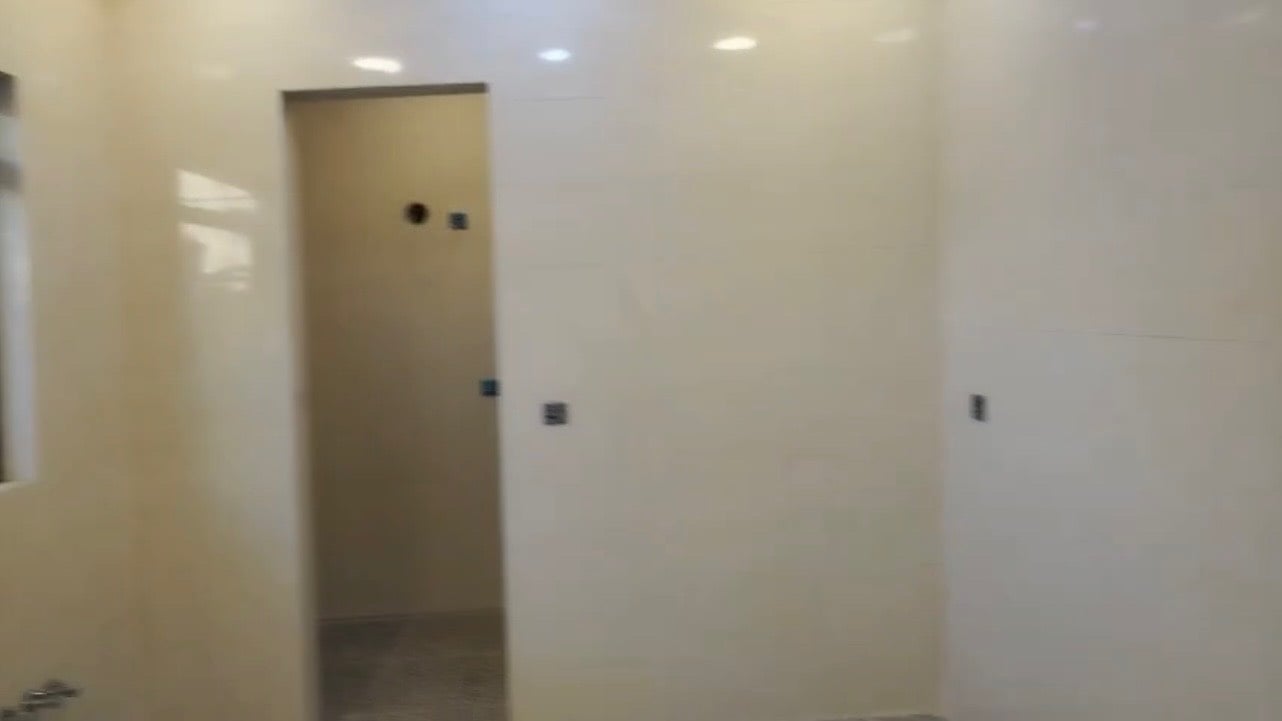 بغداد _حي الخارجية جنب حي الأطباء قرب شارع المطار 
مساحة الشقة 95متر
غرفتين نوم ، صالة ، حمام ، مطبخ حار وبارد 
البناية متكونة من خمس شقق زيرو بناء حديث