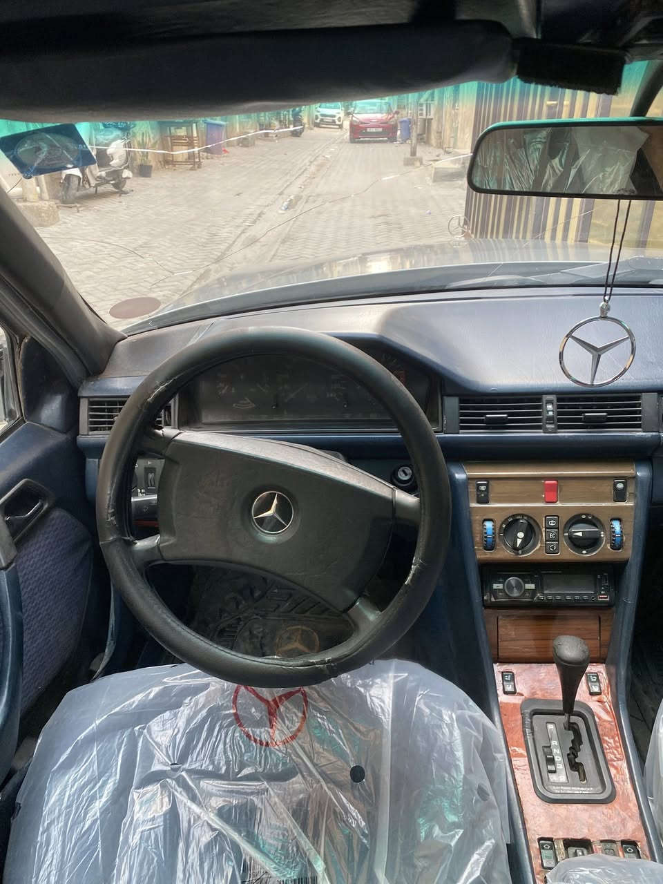 السلام عليكم
مرسيدس دب E300 للبيع
موديل 1988 
صبغ عام جمالية
محرك بلاد عنكبوت قبق اسود 
سلايد طگتين شغال 
رقم بغداد بأسمي تحويل ثاني يوم
سعرها 60 وبيها مجال 
للإستفسار ***********
