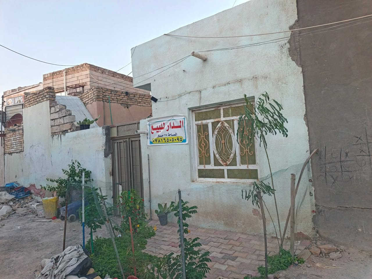 السلام عليكم 
بيت للبيع  بالبشائر بظهر مديرية التربية قريب على الأداره المحليه منطقه حلوه  ع شراعين بصف الركن شارع ٦٠م والشارع الفرعي ١٥ م مساحته البيت ١١٥ واقع حال بالطابوا ٦٨ الواجه ١٣م والنزال ١٠ ونص  البيت بدكوني بي٣ غرف وحده بيها حمام داخلي وصاله ومطبخ وأستقبال وصحيات الاستفسار ‏‪***********
