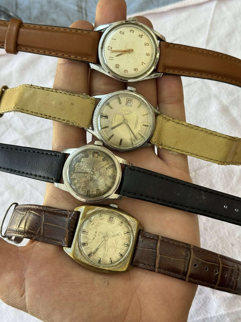 مجموعة ساعات للبيع
اتوماتيك /تكويك
سويسري
عدد 18
كلهم شغالين 
سعر القطعة 32 الف
يوجد توصيل لجميع المحافظات 
***********
