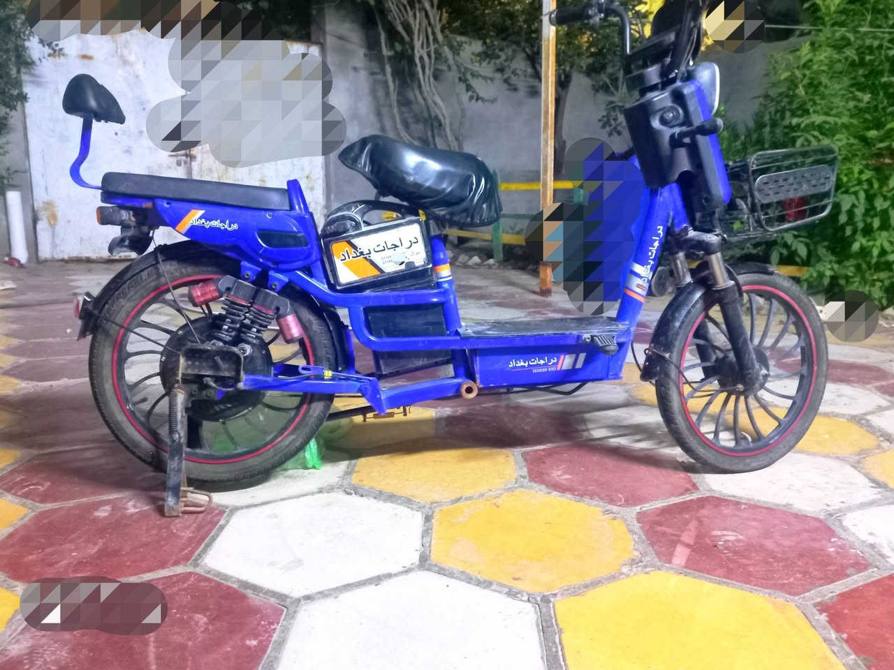 سلام عليكم دراجه شحن استعمال متوسط حالته ممتازه مواصفات
. تجي ب 6 بطاريات 12V يعني 72V 

. سرعتها 40  بطاريات قوية و تحمل وزن 150 تمشي 35 

. ملف الدفع 680 W 

. بيها هورن ولايتات شغاله و عداد سرعه 

.   4  سرعات 

سعر 300 و بي مجال 

... و اي شي ثاني بل صور اواستفسار  رقم واتساب 7766614803
