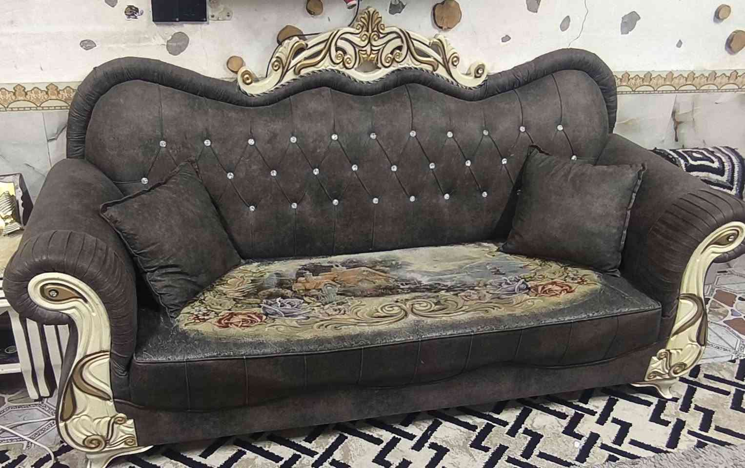 تخم كامل نظيف كلش اخو الجديد مستخدم قليل شغل عراقي درجه اوله معامل بغداد خمس قطع كراسي 2 تخم كبير 2 وقطعه وسط مع كوشات عدد 4 السعر خاص  ***********
