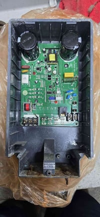 العنده من هاذا جديد مستعمل بسعر مناسب  يدزه بالخاص 07880988444