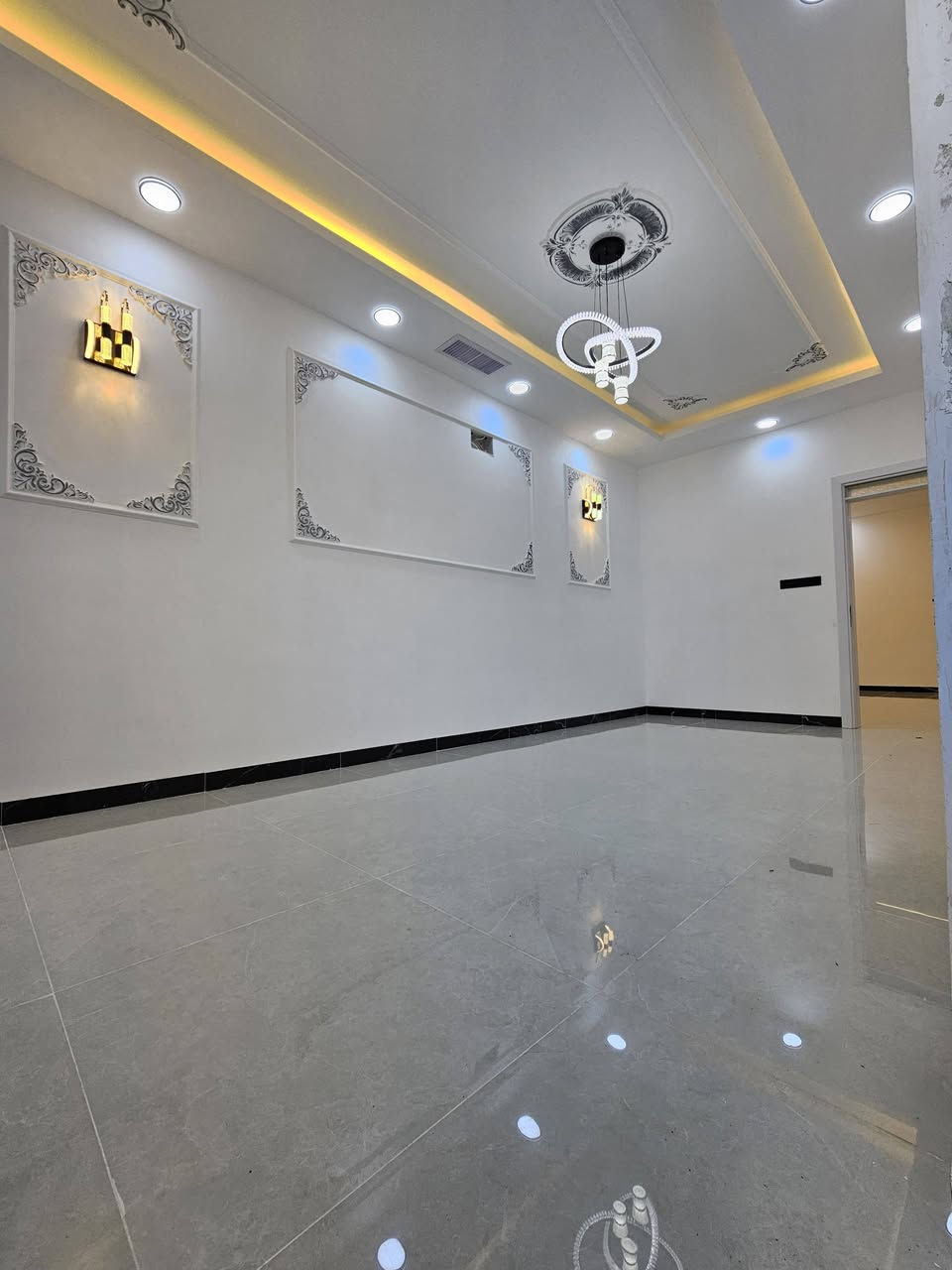 🛑 عروض مكتب الاستثمار للعقار   🏢 

🛑 دارين للبيع بناء حديث زيرو في منطقة هيما ستي خلف محطة 
      تعبئة المشرق وقرب مسجد البتول .

🛑 مساحة كل دار ( 120 ) متر طابق واحد .

🛑 مساحة الواجهه لكل دار ( 6 ) متر .

🛑 سند الدار جمعية ومعاملة البلديه مسلم فيها كرت  .

🛑 خدمات كامله ماء / كهرباء / تبليط  .

🛑 الدار يتكون من :
      كراج + استقبال + هول داخلي + مطبخ + غرفة نوم عدد ( 1 ) + 
      صحيات داخل الدار و خارجه + مناور اناره + بيتونه على 
      سطحين .

🛑 للاستفسار عن السعر وباقي التفاصيل الاتصال على الأرقام التاليه 
      او مراجعة المكتب في مزارع زيونه :

      ***********        /        ***********

🛑 اضغط على زر المتابعه ليصلك كل ما هو جديد من عروضنا . 

🛑 عنوان المكتب الموصل / مزارع زيونه المقابله لحي الفلاح الثانيه 
     قرب مولدة مزارع زيونه .

🛑 نستقبل كافة عروضكم التجاريه والسكنيه والزراعيه والجمعيات .
